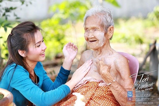 ต่าย อรทัย อาบน้ำให้คุณยาย ต่าย อรทัย อาบน้ำให้คุณยาย