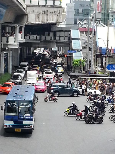 หมาก-ญาญ่า ปิดแยกอโศกถ่ายละคร ทำรถติดยาวเป็นกิโล หมาก-ญาญ่า ปิดแยกอโศกถ่ายละคร ทำรถติดยาวเป็นกิโล