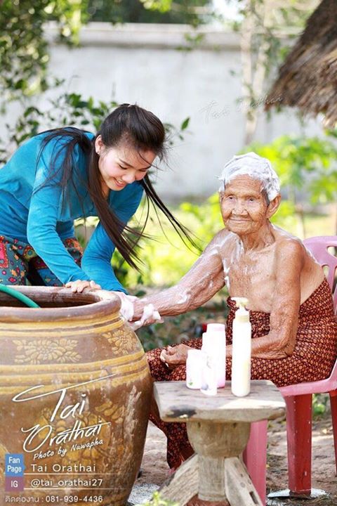 ต่าย อรทัย อาบน้ำให้คุณยาย ต่าย อรทัย อาบน้ำให้คุณยาย