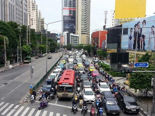 หมาก-ญาญ่า ปิดแยกอโศกถ่ายละคร ทำรถติดยาวเป็นกิโล หมาก-ญาญ่า ปิดแยกอโศกถ่ายละคร ทำรถติดยาวเป็นกิโล