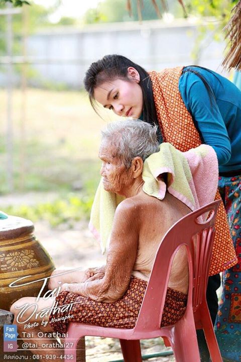 ต่าย อรทัย อาบน้ำให้คุณยาย ต่าย อรทัย อาบน้ำให้คุณยาย