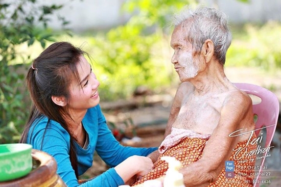 ต่าย อรทัย อาบน้ำให้คุณยาย ต่าย อรทัย อาบน้ำให้คุณยาย