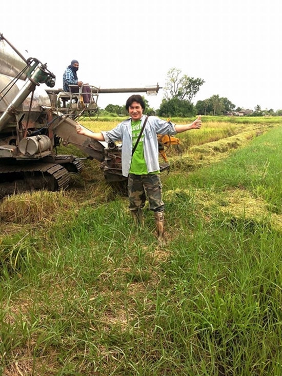 เชษฐ์ สไมล์บัฟฟาโล่ หันหลังให้วงการ ใช้ชีวิตชาวนา มุ่งหน้าสู่ความพอเพียง เชษฐ์ สไมล์บัฟฟาโล่ หันหลังให้วงการ ใช้ชีวิตชาวนา มุ่งหน้าสู่ความพอเพียง