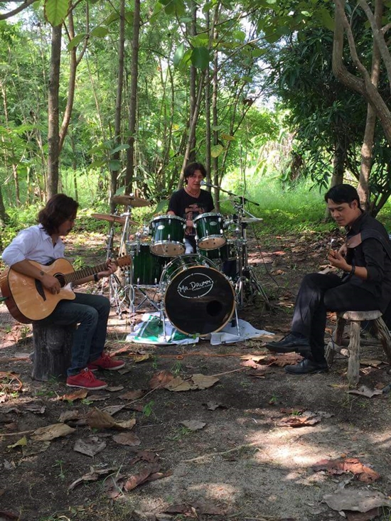 เชษฐ์ สไมล์บัฟฟาโล่ หันหลังให้วงการ ใช้ชีวิตชาวนา มุ่งหน้าสู่ความพอเพียง เชษฐ์ สไมล์บัฟฟาโล่ หันหลังให้วงการ ใช้ชีวิตชาวนา มุ่งหน้าสู่ความพอเพียง