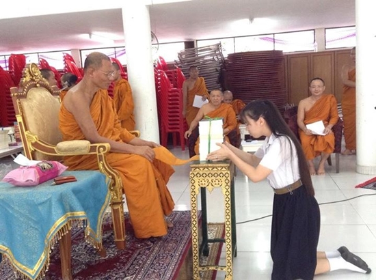 ชื่นชมนิสิตสาวจุฬาฯ ตั้งใจศึกษาบาลี จบบาลีศึกษา 6 ประโยค ชื่นชมนิสิตสาวจุฬาฯ ตั้งใจศึกษาบาลี จบบาลีศึกษา 6 ประโยค