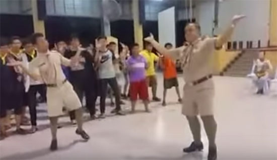 ไลค์กระจาย ! คลิปครูพานักเรียนเต้นรอบกองไฟ ท่าแบ๊วเว่อร์ น่ารักได้อีก ไลค์กระจาย ! คลิปครูพานักเรียนเต้นรอบกองไฟ ท่าแบ๊วเว่อร์ น่ารักได้อีก