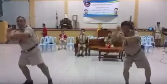 ไลค์กระจาย ! คลิปครูพานักเรียนเต้นรอบกองไฟ ท่าแบ๊วเว่อร์ น่ารักได้อีก ไลค์กระจาย ! คลิปครูพานักเรียนเต้นรอบกองไฟ ท่าแบ๊วเว่อร์ น่ารักได้อีก