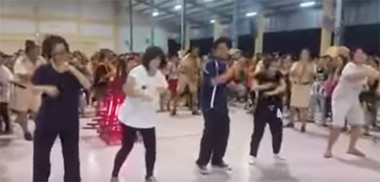 ไลค์กระจาย ! คลิปครูพานักเรียนเต้นรอบกองไฟ ท่าแบ๊วเว่อร์ น่ารักได้อีก ไลค์กระจาย ! คลิปครูพานักเรียนเต้นรอบกองไฟ ท่าแบ๊วเว่อร์ น่ารักได้อีก