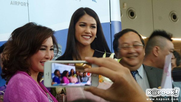 แนท อนิพรณ์ กลับถึงไทยแล้ว แฟนคลับรอรับเพียบ พร้อมขบวนตุ๊กตุ๊ก แนท อนิพรณ์ กลับถึงไทยแล้ว แฟนคลับรอรับเพียบ พร้อมขบวนตุ๊กตุ๊ก