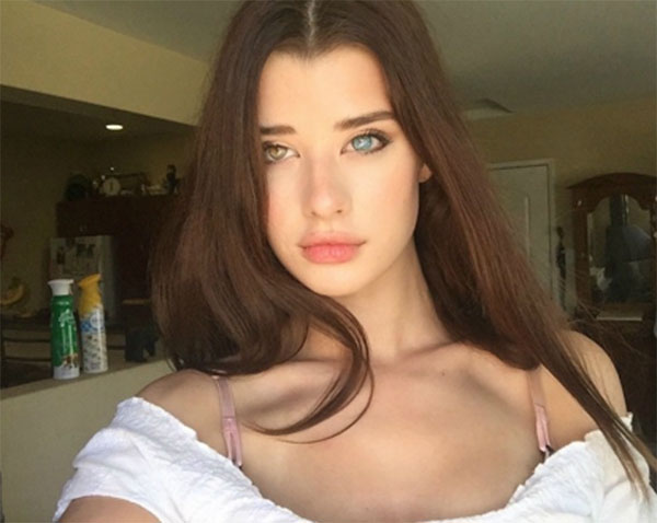 ยลโฉมนางฟ้าตาสองสี เน็ตไอดอลสาวที่ทำเอาหนุ่ม ๆ แทบคลั่ง ยลโฉมนางฟ้าตาสองสี เน็ตไอดอลสาวที่ทำเอาหนุ่ม ๆ แทบคลั่ง