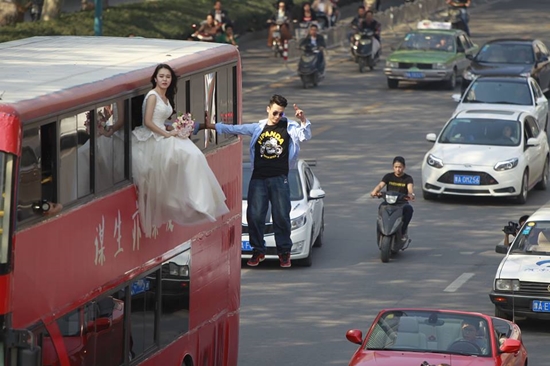 เล่นเอาตะลึง ! หนุ่ม-สาวถ่ายพรีเวดดิ้งกับรถบัส 2 ชั้น โพสท่าเหมือนลอยได้ เล่นเอาตะลึง ! หนุ่ม-สาวถ่ายพรีเวดดิ้งกับรถบัส 2 ชั้น โพสท่าเหมือนลอยได้