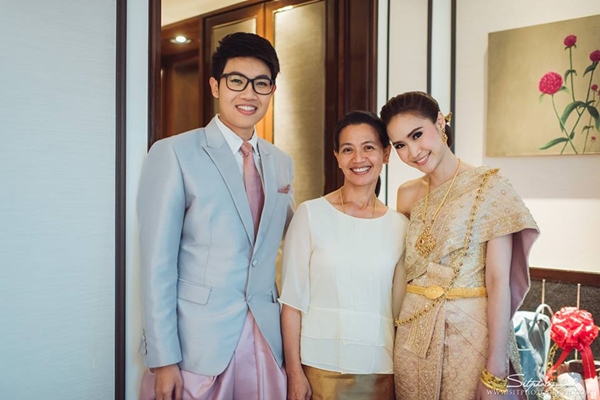 ชมภาพบรรยากาศ งานแต่งลูกสาว ปัญญา นิรันดร์กุล งดงามตามประเพณีไทย ชมภาพบรรยากาศ งานแต่งลูกสาว ปัญญา นิรันดร์กุล งดงามตามประเพณีไทย