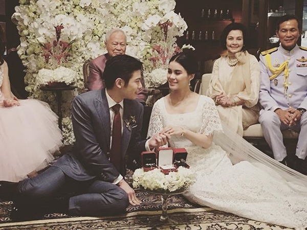มัดหมี่ พิมพ์ดาว จูงมือแฟนหนุ่มวิวาห์แสนชื่นมื่น มัดหมี่ พิมพ์ดาว จูงมือแฟนหนุ่มวิวาห์แสนชื่นมื่น