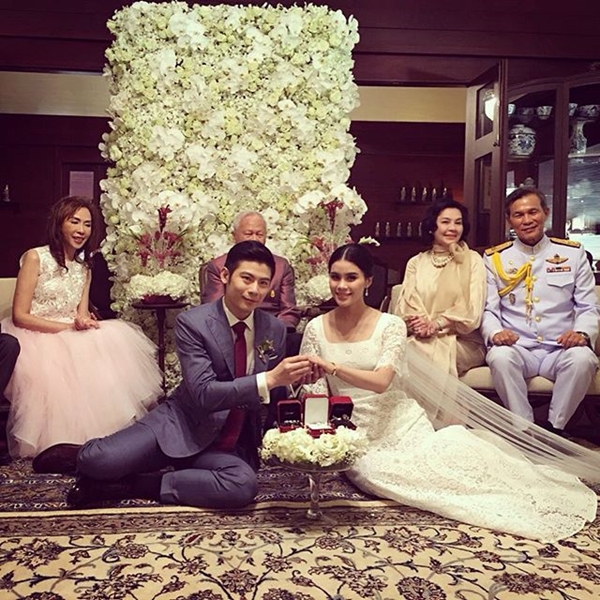 มัดหมี่ พิมพ์ดาว จูงมือแฟนหนุ่มวิวาห์แสนชื่นมื่น มัดหมี่ พิมพ์ดาว จูงมือแฟนหนุ่มวิวาห์แสนชื่นมื่น
