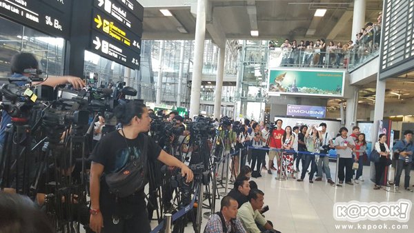 แนท อนิพรณ์ กลับถึงไทยแล้ว แฟนคลับรอรับเพียบ พร้อมขบวนตุ๊กตุ๊ก แนท อนิพรณ์ กลับถึงไทยแล้ว แฟนคลับรอรับเพียบ พร้อมขบวนตุ๊กตุ๊ก