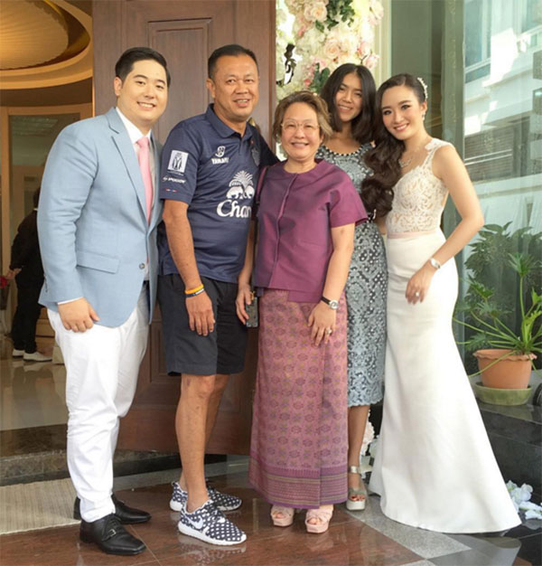 เมื่อ เนวิน ชิดชอบ ไปงานแต่ง ด้วยชุดประจำตำแหน่ง ทำเอาผู้คนพูดถึง ! เมื่อ เนวิน ชิดชอบ ไปงานแต่ง ด้วยชุดประจำตำแหน่ง ทำเอาผู้คนพูดถึง !