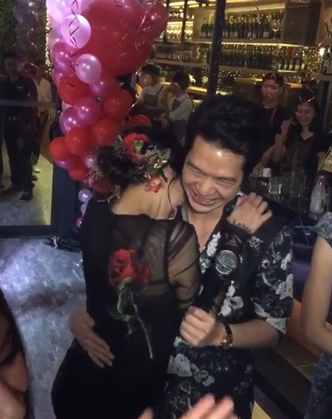 ฟินสุด ! แอมป์ บอกรัก อั้ม พัชราภา กลางงานวันเกิด หยอดหวาน..คู่ชีวิต (มีคลิป) ฟินสุด ! แอมป์ บอกรัก อั้ม พัชราภา กลางงานวันเกิด หยอดหวาน..คู่ชีวิต (มีคลิป)