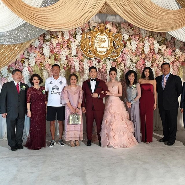 เมื่อ เนวิน ชิดชอบ ไปงานแต่ง ด้วยชุดประจำตำแหน่ง ทำเอาผู้คนพูดถึง ! เมื่อ เนวิน ชิดชอบ ไปงานแต่ง ด้วยชุดประจำตำแหน่ง ทำเอาผู้คนพูดถึง !