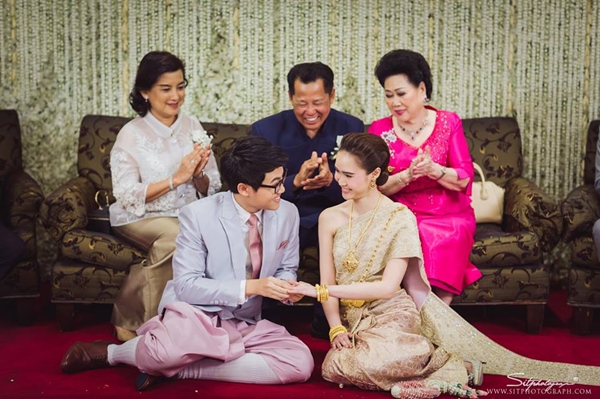 ชมภาพบรรยากาศ งานแต่งลูกสาว ปัญญา นิรันดร์กุล งดงามตามประเพณีไทย ชมภาพบรรยากาศ งานแต่งลูกสาว ปัญญา นิรันดร์กุล งดงามตามประเพณีไทย