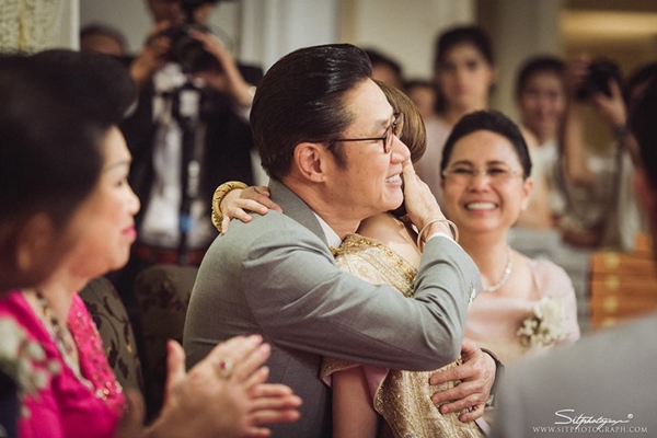 ชมภาพบรรยากาศ งานแต่งลูกสาว ปัญญา นิรันดร์กุล งดงามตามประเพณีไทย ชมภาพบรรยากาศ งานแต่งลูกสาว ปัญญา นิรันดร์กุล งดงามตามประเพณีไทย