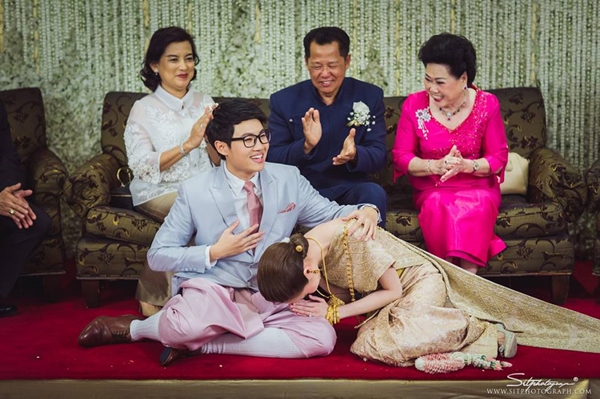 ชมภาพบรรยากาศ งานแต่งลูกสาว ปัญญา นิรันดร์กุล งดงามตามประเพณีไทย ชมภาพบรรยากาศ งานแต่งลูกสาว ปัญญา นิรันดร์กุล งดงามตามประเพณีไทย