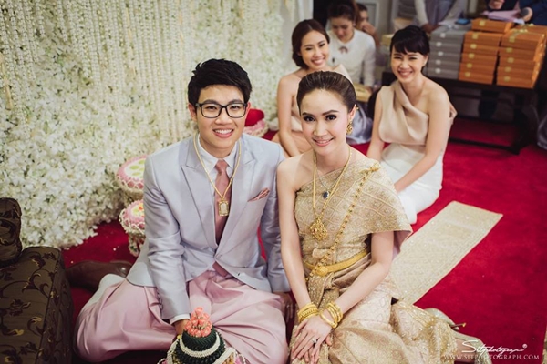 ชมภาพบรรยากาศ งานแต่งลูกสาว ปัญญา นิรันดร์กุล งดงามตามประเพณีไทย ชมภาพบรรยากาศ งานแต่งลูกสาว ปัญญา นิรันดร์กุล งดงามตามประเพณีไทย