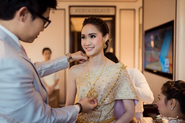ชมภาพบรรยากาศ งานแต่งลูกสาว ปัญญา นิรันดร์กุล งดงามตามประเพณีไทย ชมภาพบรรยากาศ งานแต่งลูกสาว ปัญญา นิรันดร์กุล งดงามตามประเพณีไทย