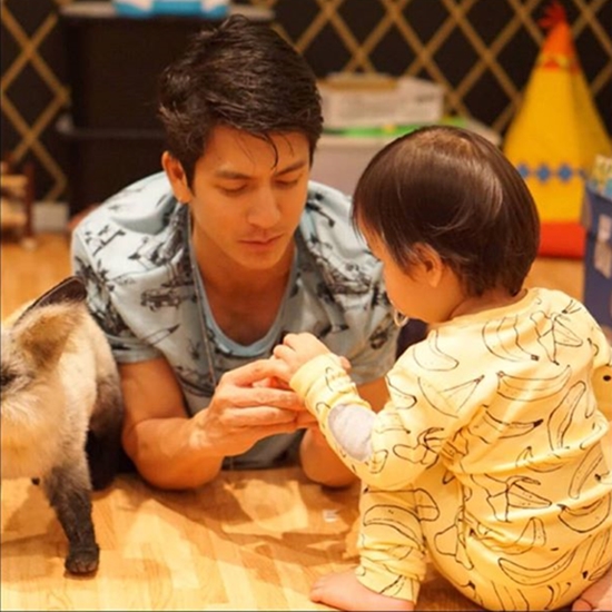 ติ๊ก เจษฎาภรณ์ ในบทบาทคุณพ่อของ น้องเต๊นท์ ติ๊ก เจษฎาภรณ์ ในบทบาทคุณพ่อของ น้องเต๊นท์