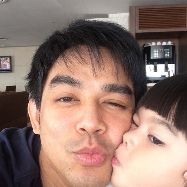 พ่อมอส โชว์ความน่ารักของ น้องโสน ให้พ่อหอมแก้ม หน้าเต็มใจมาก พ่อมอส โชว์ความน่ารักของ น้องโสน ให้พ่อหอมแก้ม หน้าเต็มใจมาก