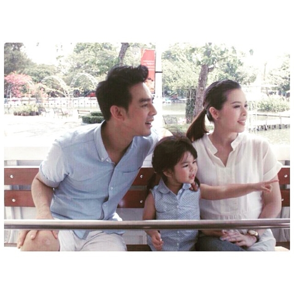พ่อมอส โชว์ความน่ารักของ น้องโสน ให้พ่อหอมแก้ม หน้าเต็มใจมาก พ่อมอส โชว์ความน่ารักของ น้องโสน ให้พ่อหอมแก้ม หน้าเต็มใจมาก