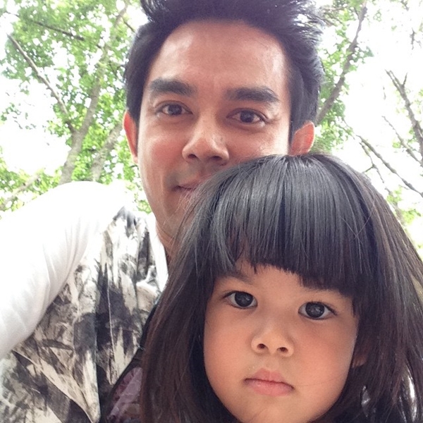 พ่อมอส โชว์ความน่ารักของ น้องโสน ให้พ่อหอมแก้ม หน้าเต็มใจมาก พ่อมอส โชว์ความน่ารักของ น้องโสน ให้พ่อหอมแก้ม หน้าเต็มใจมากพ่อมอส โชว์ความน่ารักของ น้องโสน ให้พ่อหอมแก้ม หน้าเต็มใจมาก