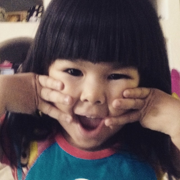 พ่อมอส โชว์ความน่ารักของ น้องโสน ให้พ่อหอมแก้ม หน้าเต็มใจมาก พ่อมอส โชว์ความน่ารักของ น้องโสน ให้พ่อหอมแก้ม หน้าเต็มใจมาก