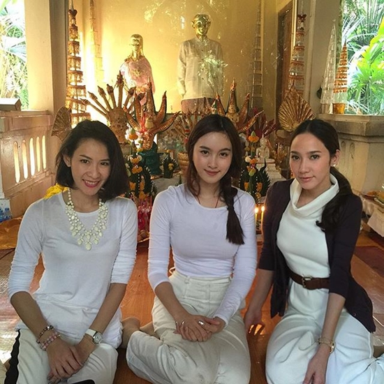 อั้ม พัชราภา - ปอย ตรีชฎา ควงแขนคู่ทำบุญที่อุดร อั้ม พัชราภา - ปอย ตรีชฎา ควงแขนคู่ทำบุญที่อุดร