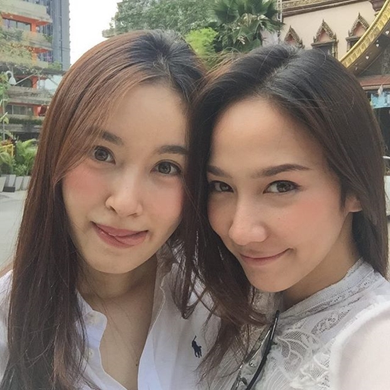 อั้ม พัชราภา - ปอย ตรีชฎา ควงแขนคู่ทำบุญที่อุดร อั้ม พัชราภา - ปอย ตรีชฎา ควงแขนคู่ทำบุญที่อุดร