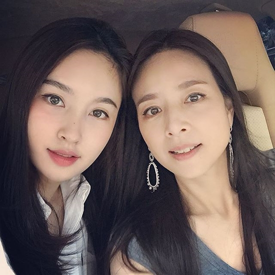 อั้ม พัชราภา - ปอย ตรีชฎา ควงแขนคู่ทำบุญที่อุดร อั้ม พัชราภา - ปอย ตรีชฎา ควงแขนคู่ทำบุญที่อุดร