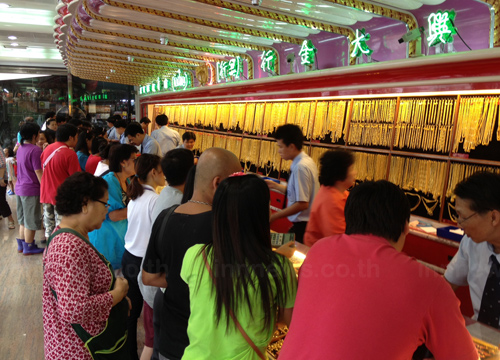 คนแห่ต่อคิวซื้อทองเยาวราชคึกคัก หลังราคาทองปรับลง คนแห่ต่อคิวซื้อทองเยาวราชคึกคัก หลังราคาทองปรับลง