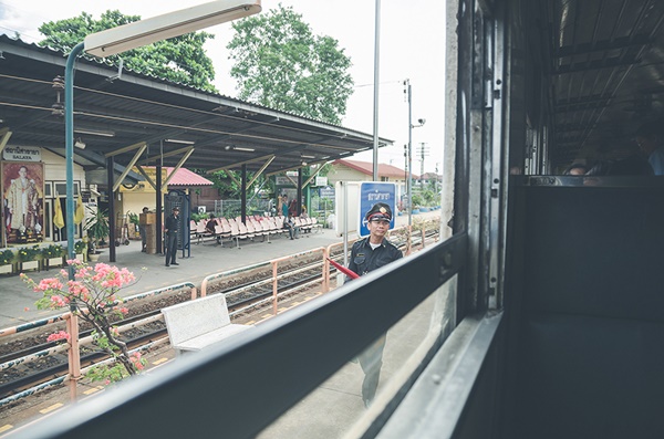 แบกเป้นั่งรถไฟ ต่อรถเมล์ เที่ยวสังขละบุรีหน้าฝน แบกเป้นั่งรถไฟ ต่อรถเมล์ เที่ยวสังขละบุรีหน้าฝน