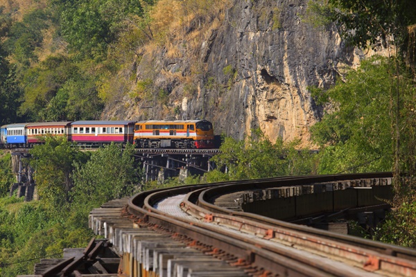 ช้าแต่ชัวร์ 6 เส้นทางท่องเที่ยวด้วยรถไฟที่ไม่ควรพลาด ช้าแต่ชัวร์ 6 เส้นทางท่องเที่ยวด้วยรถไฟที่ไม่ควรพลาด
