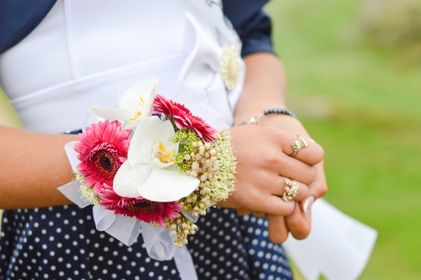 สวยเจิด ! กับดอกไม้ผูกข้อมือเพื่อนเจ้าสาว สวยเจิด ! กับดอกไม้ผูกข้อมือเพื่อนเจ้าสาว