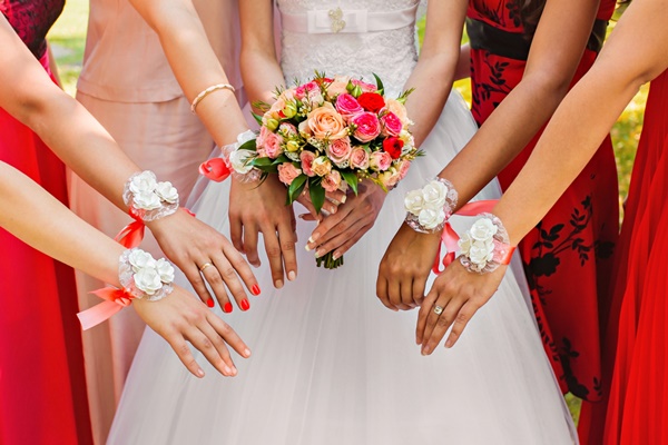 สวยเจิด ! กับดอกไม้ผูกข้อมือเพื่อนเจ้าสาว สวยเจิด ! กับดอกไม้ผูกข้อมือเพื่อนเจ้าสาว
