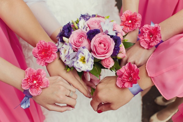 สวยเจิด ! กับดอกไม้ผูกข้อมือเพื่อนเจ้าสาว สวยเจิด ! กับดอกไม้ผูกข้อมือเพื่อนเจ้าสาว