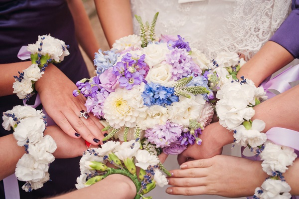สวยเจิด ! กับดอกไม้ผูกข้อมือเพื่อนเจ้าสาว สวยเจิด ! กับดอกไม้ผูกข้อมือเพื่อนเจ้าสาว
