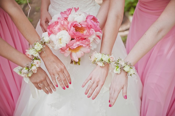 สวยเจิด ! กับดอกไม้ผูกข้อมือเพื่อนเจ้าสาว สวยเจิด ! กับดอกไม้ผูกข้อมือเพื่อนเจ้าสาว