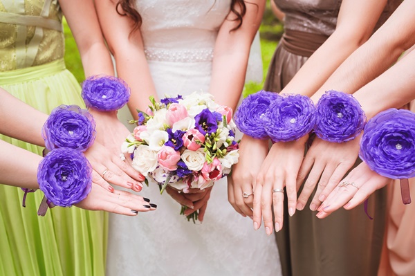 สวยเจิด ! กับดอกไม้ผูกข้อมือเพื่อนเจ้าสาว สวยเจิด ! กับดอกไม้ผูกข้อมือเพื่อนเจ้าสาว