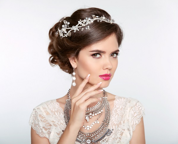 ทรงผมแต่งงานสวยหวาน ด้วยเครื่องประทับชวนมอง ทรงผมแต่งงานสวยหวาน ด้วยเครื่องประทับชวนมอง