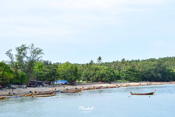 ภูเก็ตแบบไม่รีบร้อน แบกเป้นั่งรถไฟไปทะเลหน้าฝน ภูเก็ตแบบไม่รีบร้อน แบกเป้นั่งรถไฟไปทะเลหน้าฝน