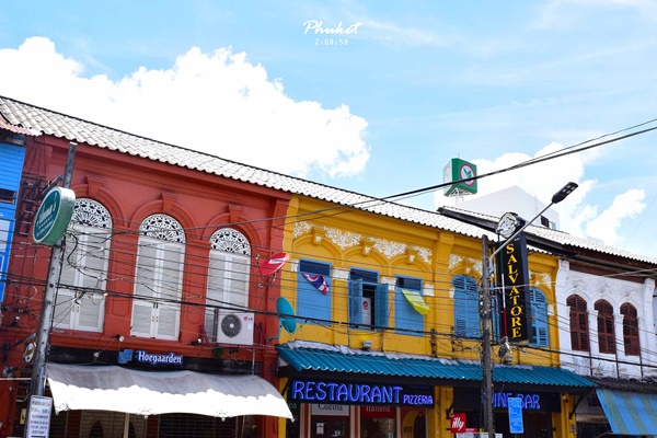 ภูเก็ตแบบไม่รีบร้อน แบกเป้นั่งรถไฟไปทะเลหน้าฝน ภูเก็ตแบบไม่รีบร้อน แบกเป้นั่งรถไฟไปทะเลหน้าฝน