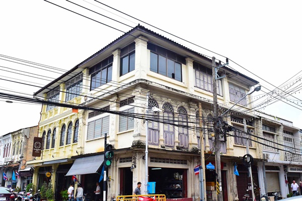 ภูเก็ตแบบไม่รีบร้อน แบกเป้นั่งรถไฟไปทะเลหน้าฝน ภูเก็ตแบบไม่รีบร้อน แบกเป้นั่งรถไฟไปทะเลหน้าฝน
