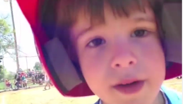 นูน้อยแข่งเบสบอลอยู่ แต่จู่ ๆ ก็แวะบอกรักพ่อ นูน้อยแข่งเบสบอลอยู่ แต่จู่ ๆ ก็แวะบอกรักพ่อ