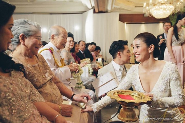 งานหมั้น เอมมี่ มรกต ไฮโซเจมส์ จิรายุทธ งานหมั้น เอมมี่ มรกต ไฮโซเจมส์ จิรายุทธ